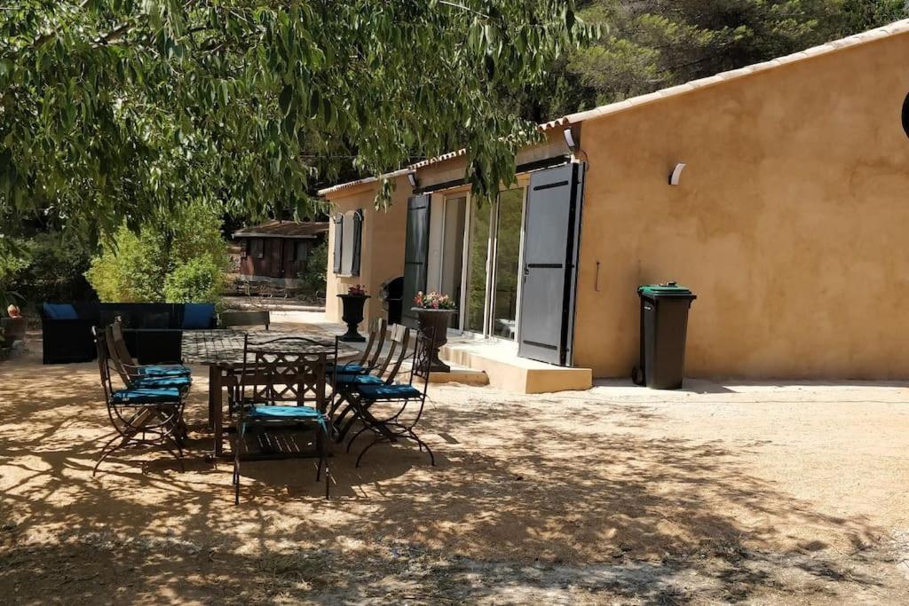 Villa CIGALONS en pleine pinède + PISCINE chauffée Auriol Esterno foto