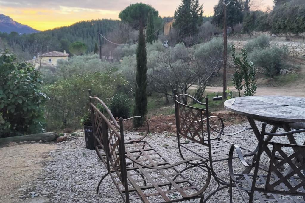 Villa CIGALONS en pleine pinède + PISCINE chauffée Auriol Esterno foto