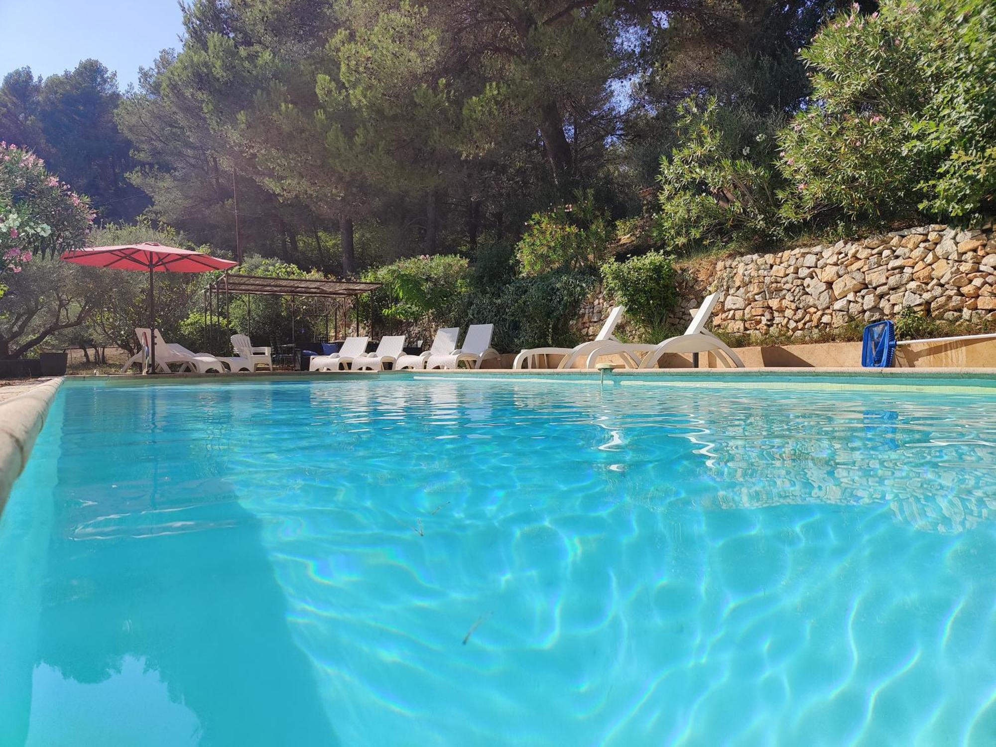 Villa CIGALONS en pleine pinède + PISCINE chauffée Auriol Esterno foto